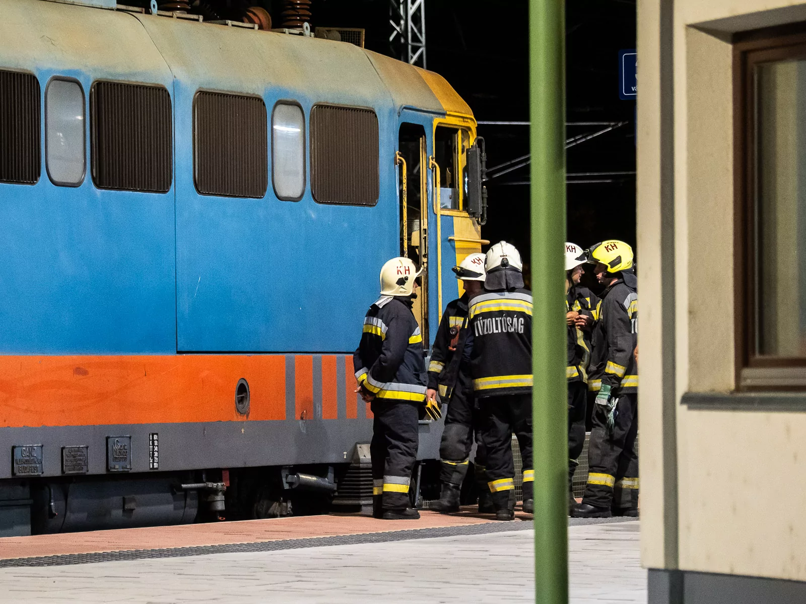 Füstöt észleltek egy személyvonat mozdonyán Kiskunhalason
