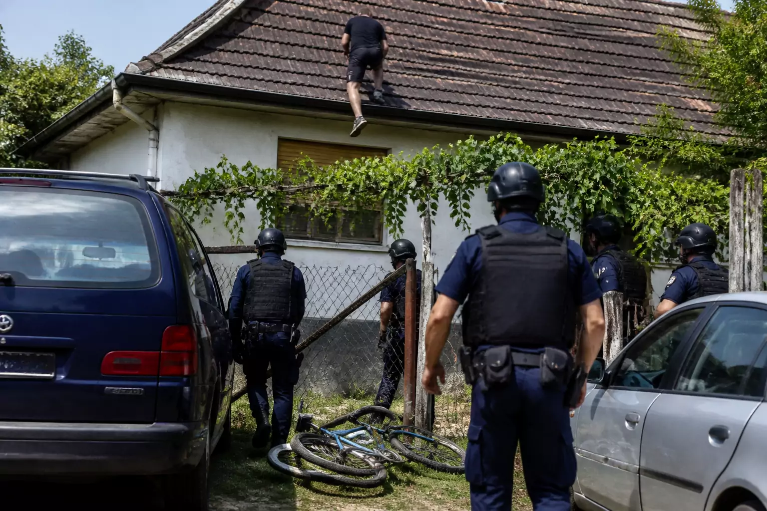 A tetőn próbált elmenekülni a rendőrök elől egy baktalórántházi férfi