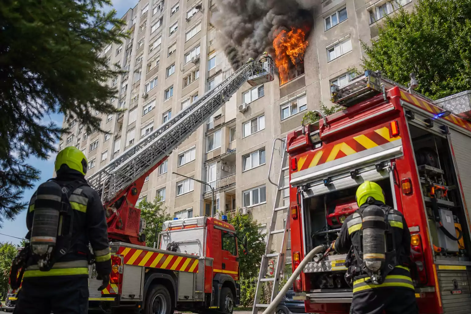 Rendőrök mentettek ki egy férfit egy kigyulladt kazincbarcikai lakásból