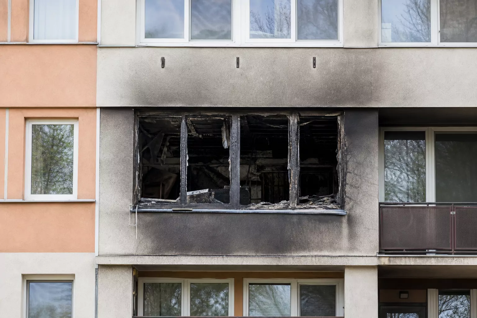 Halálos tűz egy esztergomi társasházban: vádat emeltek a nő ellen