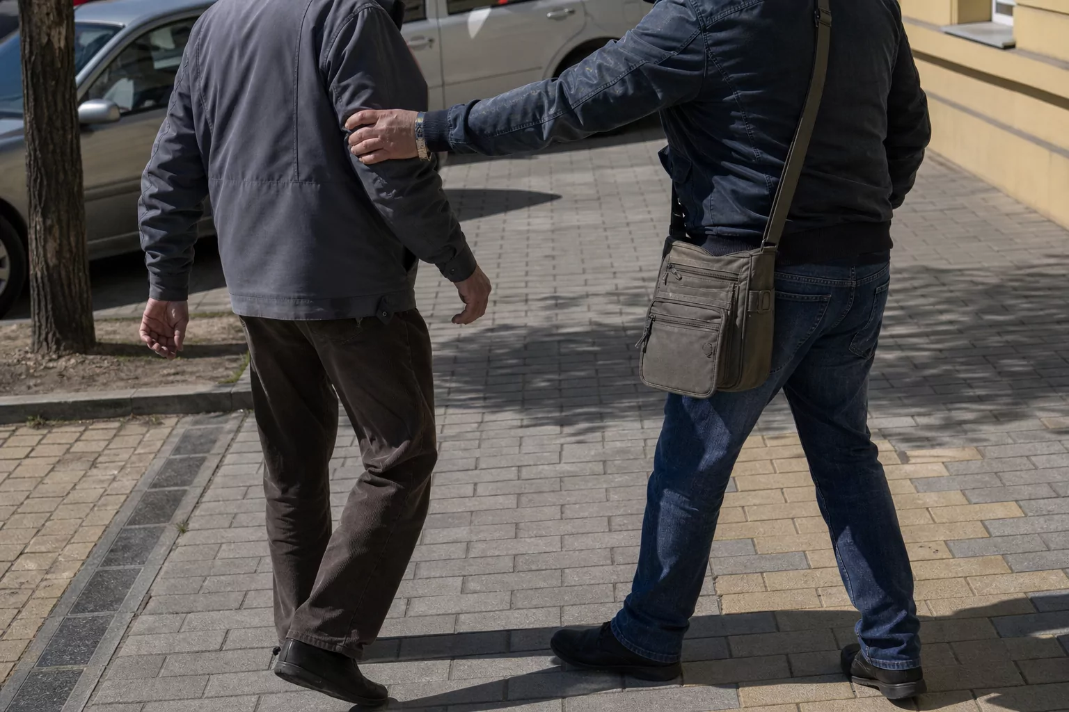 Karláncot és pénztárcát vett el erőszakkal egy férfi Kiskunfélegyházán