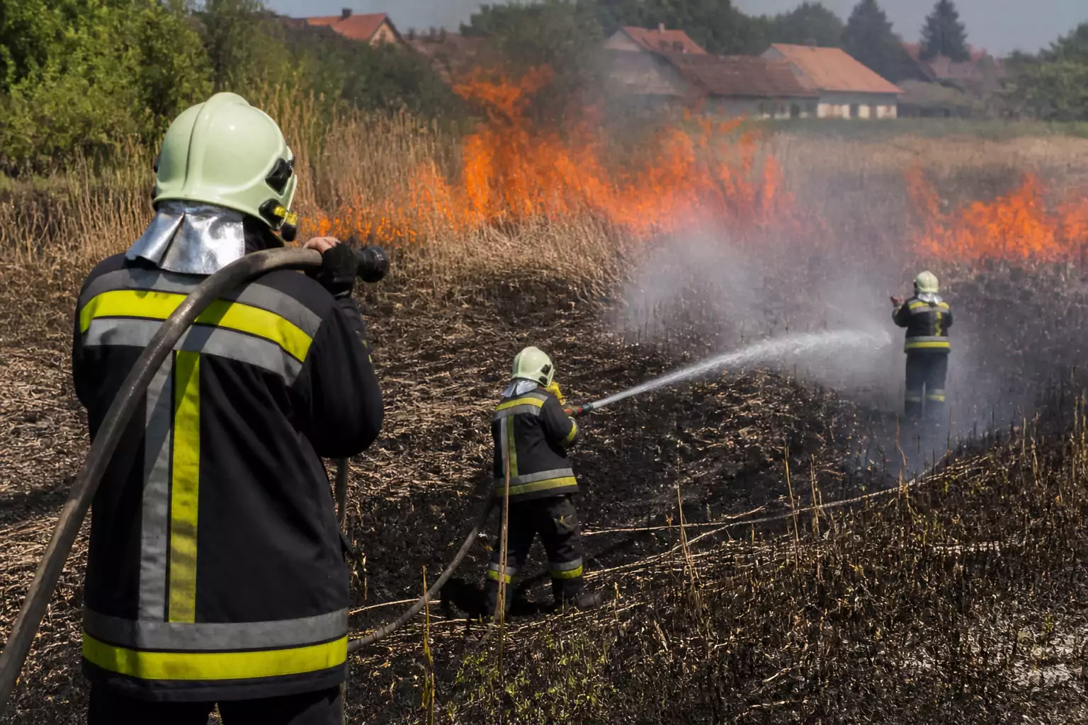 Nádas ég Tiszaburán, a tűz lakóházak felé terjed