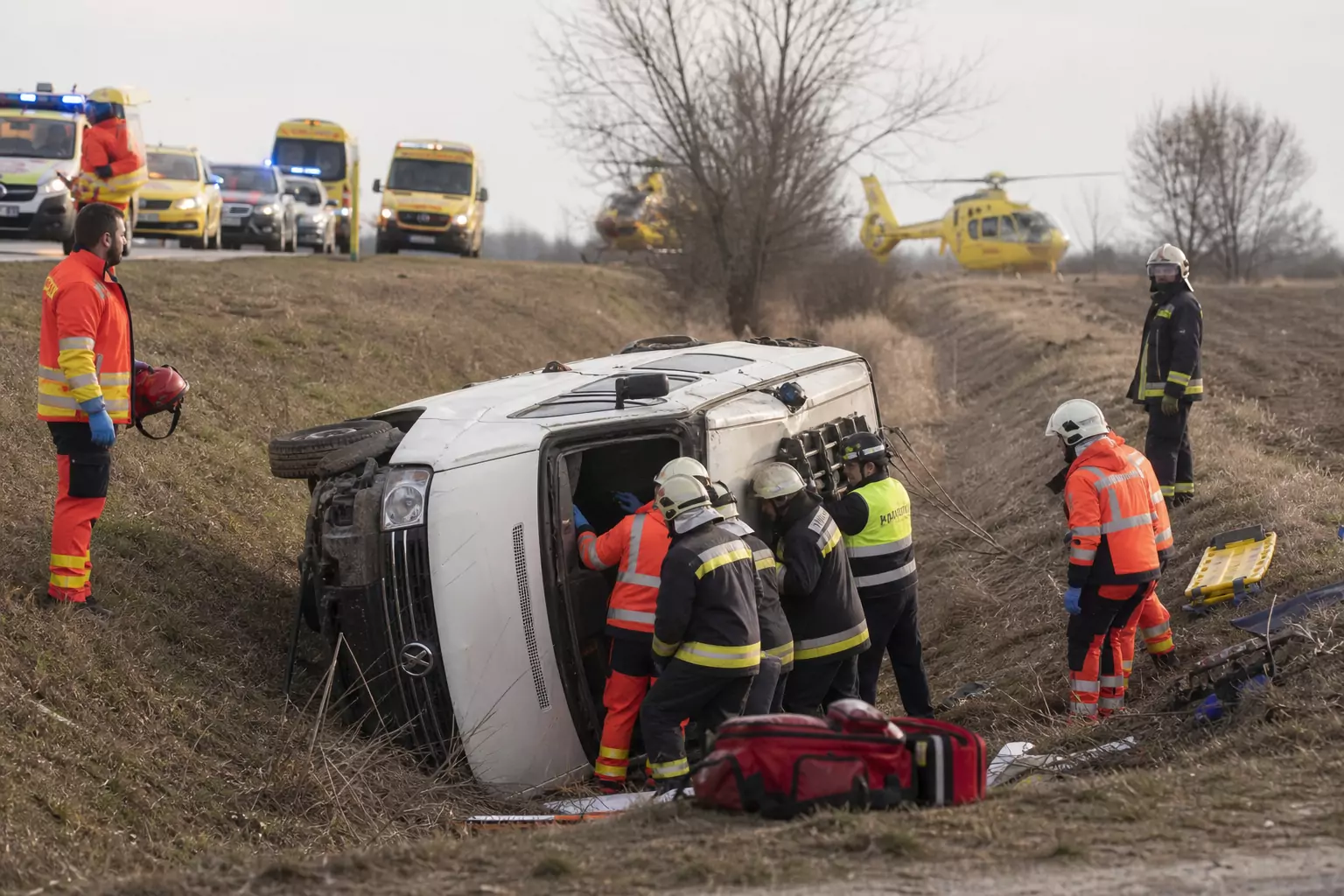 Árokba borult egy munkásokat szállító kisbusz Izsák közelében, hatan megsérültek