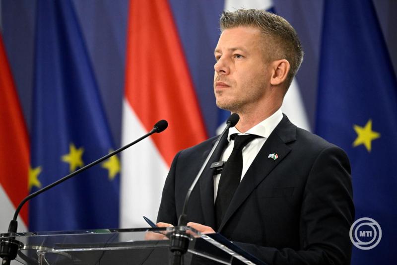 Borítókép: Budapest, 2026. június 26. Magyar Péter miniszterelnök a Kármán András pénzügyminiszterrel és Kiriákosz Pierakákisz görög pénzügyminiszterrel, az Eurócsoport elnökével tartott közös sajtónyilatkozaton a Pénzügyminisztériumban 2026. június 26-án