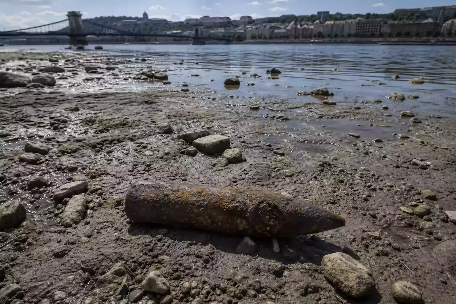 Eltűnt a Duna-parti iszapból előkerült, lövedéknek tűnő tárgy