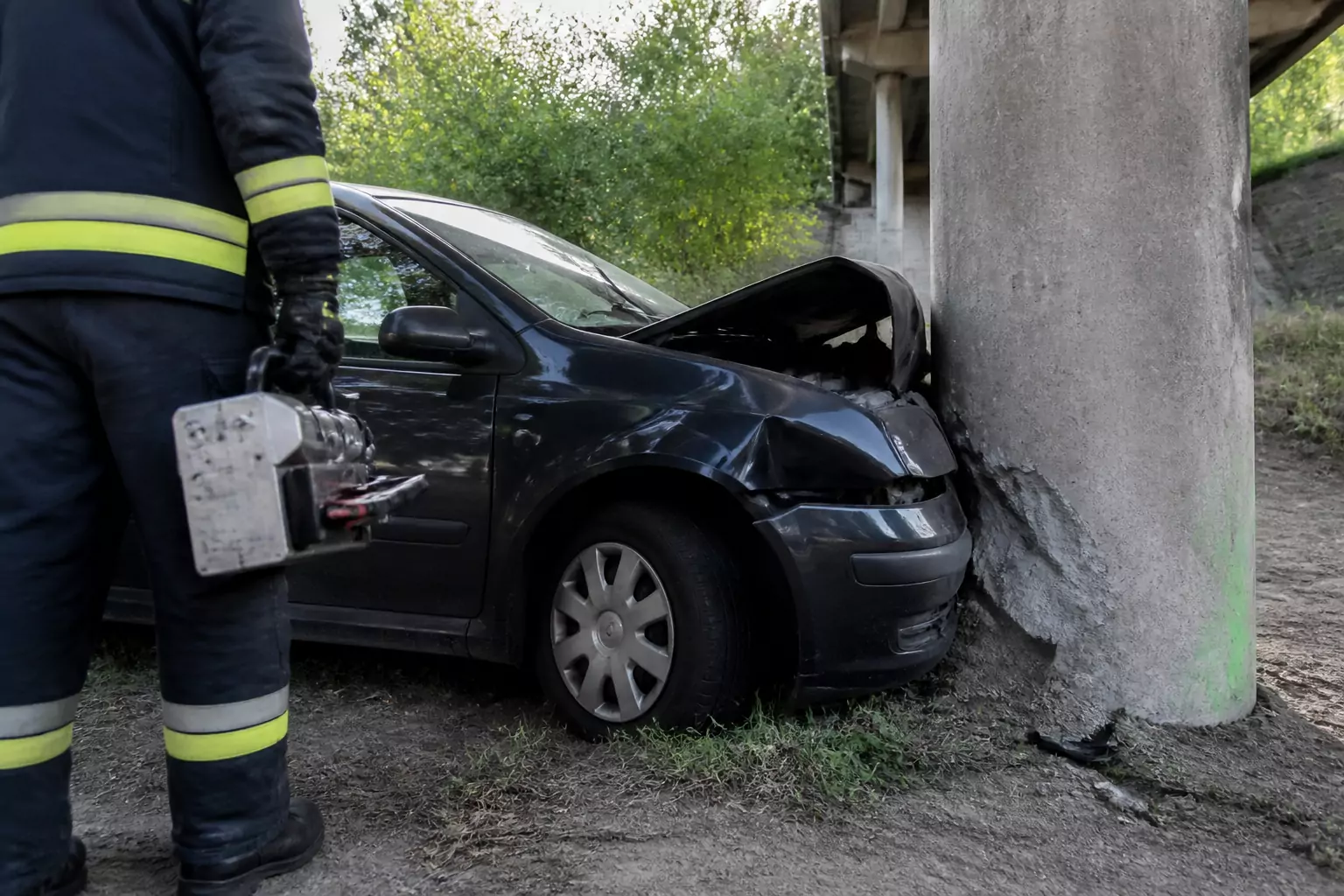 Hídpillérnek csapódott egy autó Héderváron, forgalmi akadály alakult ki