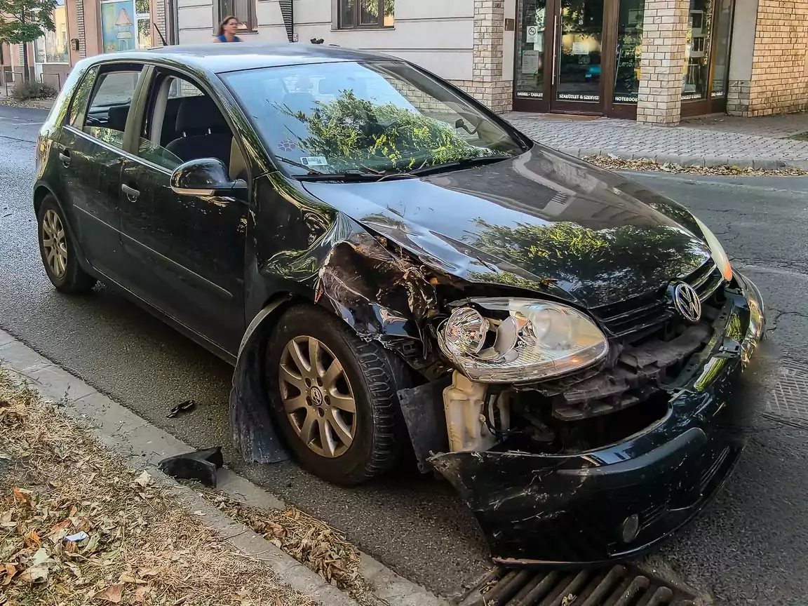 Korhadt fa dőlt egy autóra Kiskunhalason