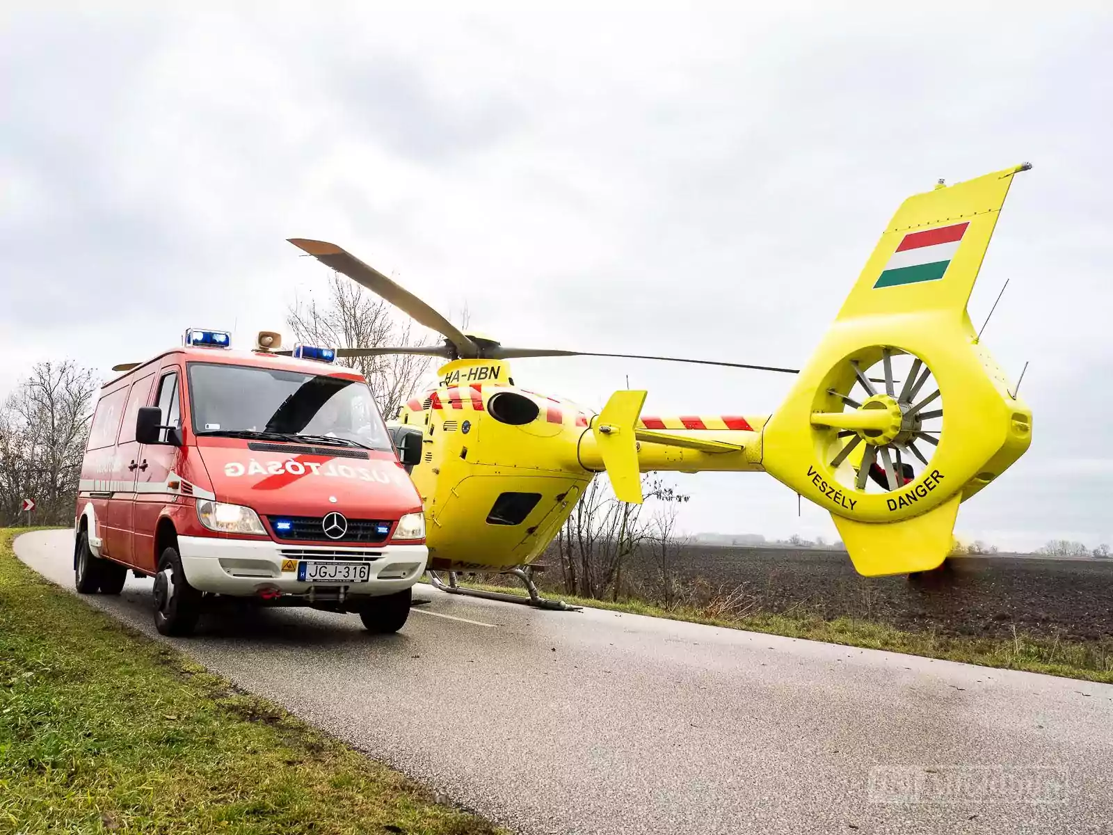 Mentőhelikopter érkezett egy Izsák közelében történt balesethez