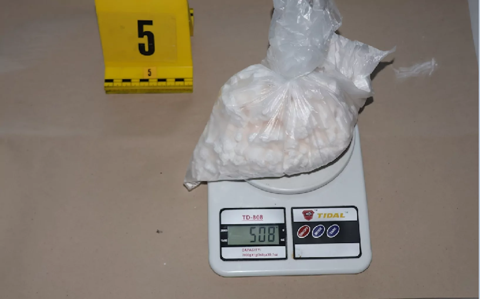 Több mint két és fél kilogramm kristályt találtak egy dányi házban