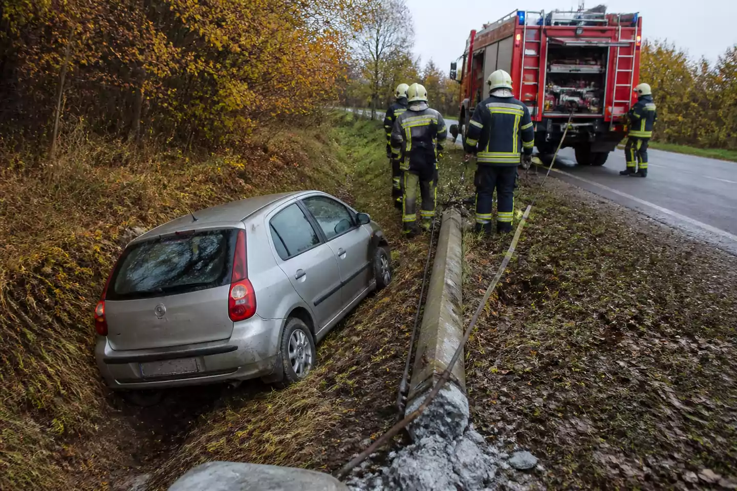 Árokba hajtott egy személyautó Nemeskocs közelében, félpályás útzár van