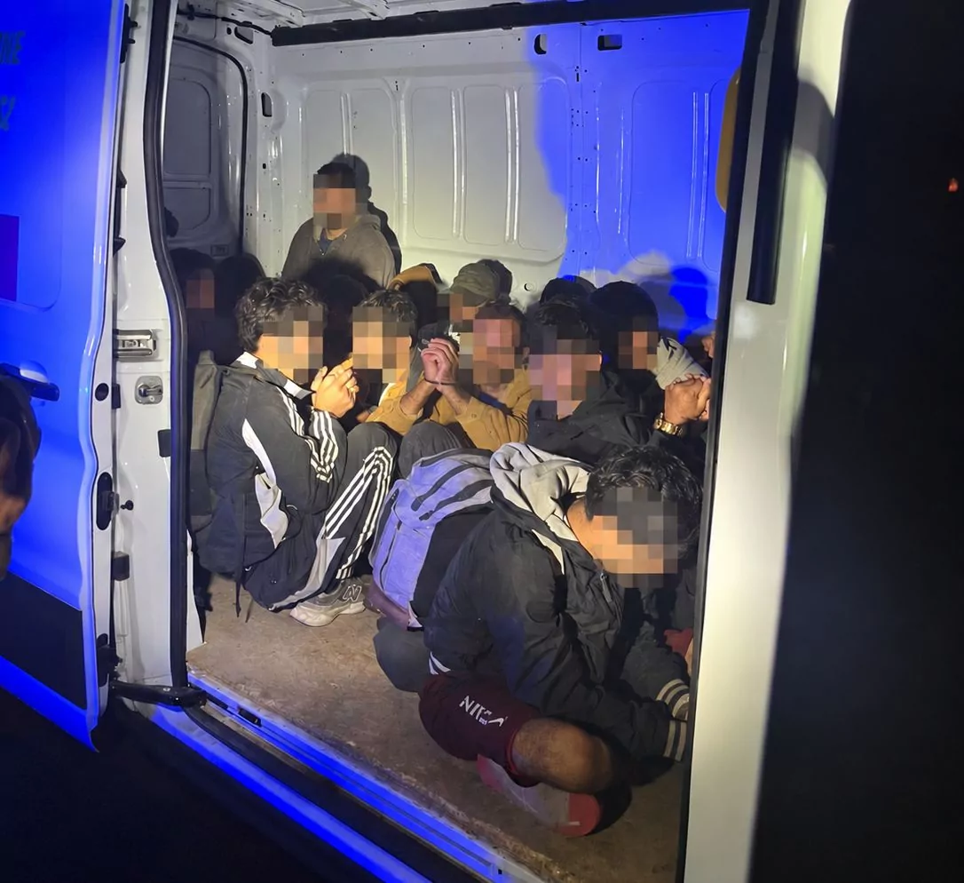24 férfit találtak egy Ford Transit rakterében Röszkénél