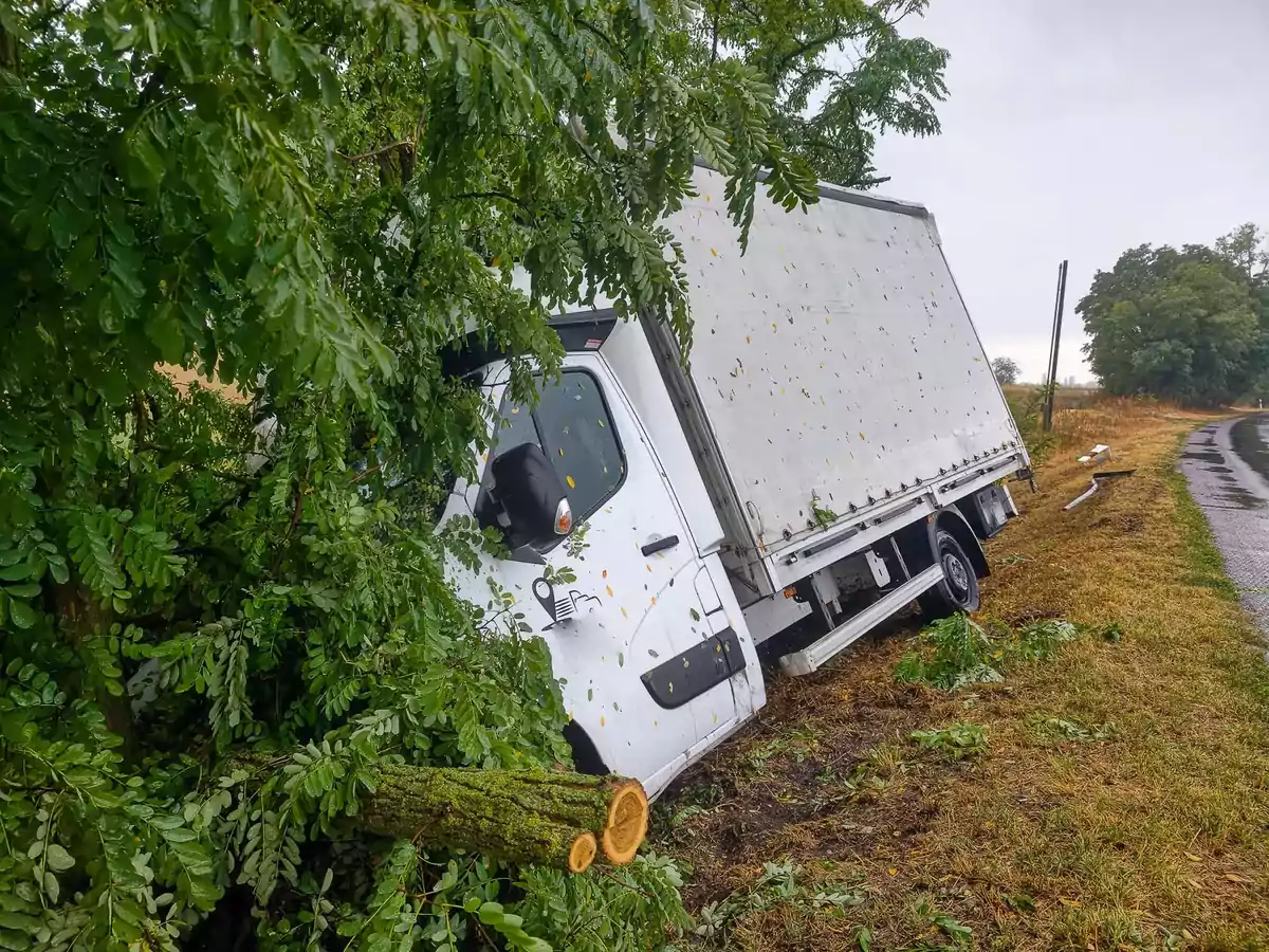 Árokba sodródott egy kisteherautó az 54-es főúton