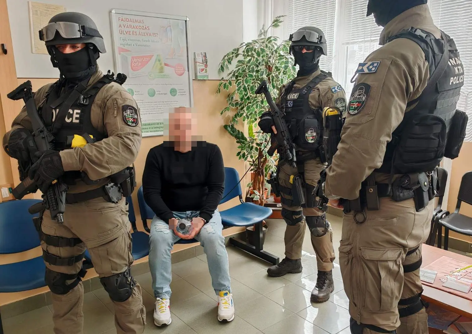 Ártándnál adták át a magyar rendőröknek az embercsempészettel gyanúsított férfit