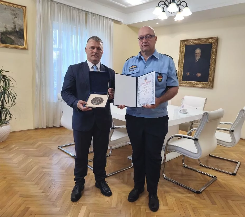 Elismerést kapott a Bonyhádi Rendőrkapitányság vezetője