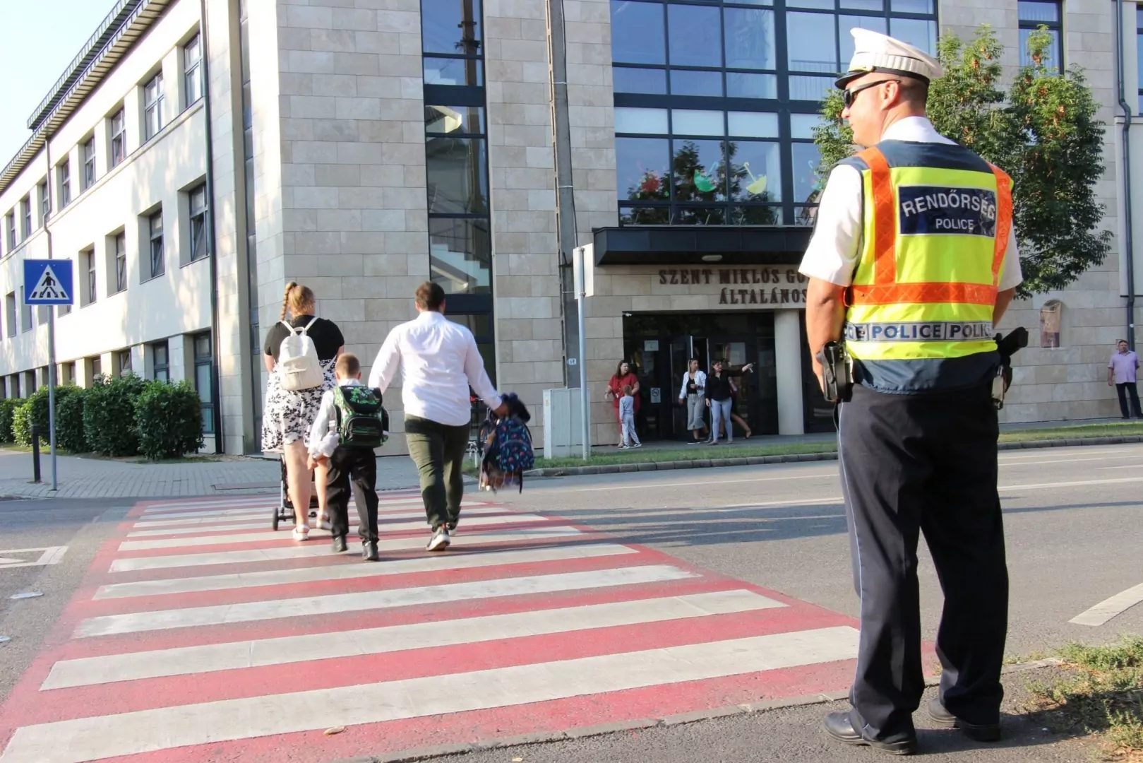 Iskolakezdés: fokozott figyelmet kérnek a rendőrök az utakon
