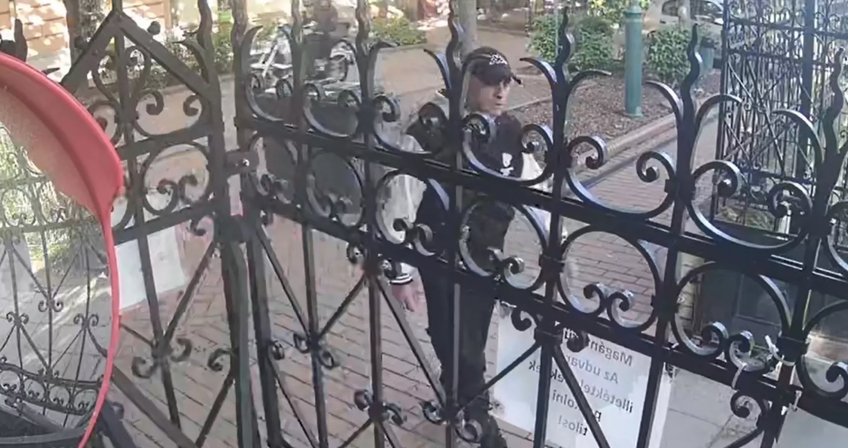 Kerékpárt vittek el egy szegedi iskola tárolójából, kamerafelvétel készült
