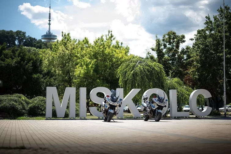 Mobiltelefont vitt el egy alvó férfitól a miskolci pályaudvaron