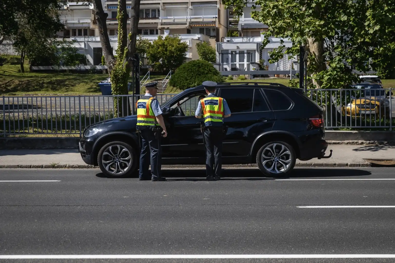 Egy héten át fokozottan ellenőrzik a vezetés közbeni mobilozást