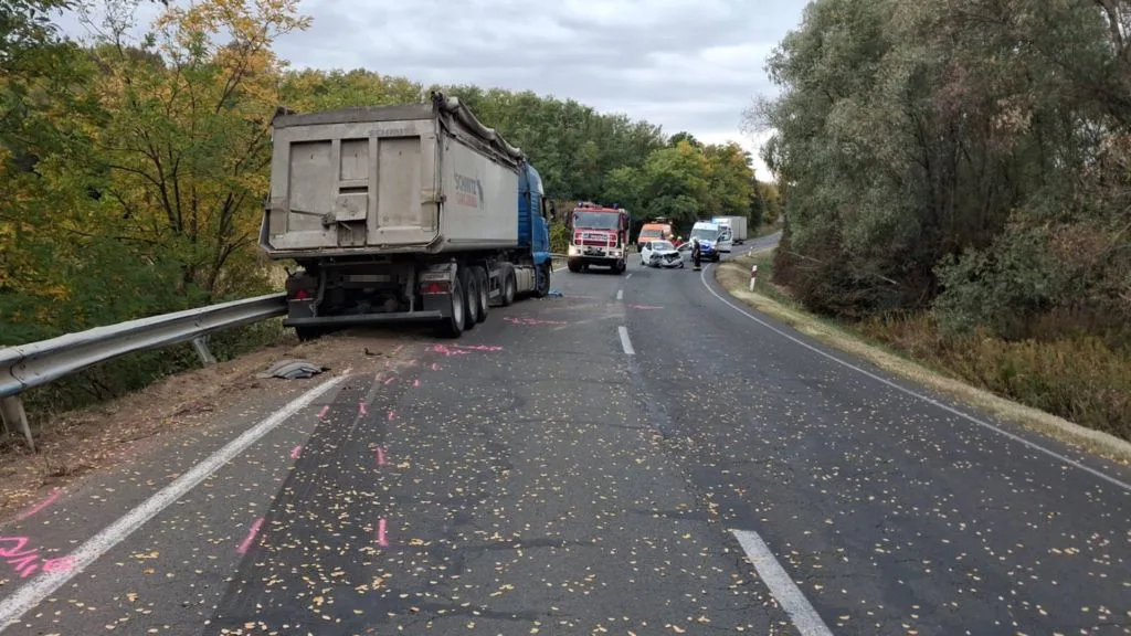 Teljes útlezárás a 61-es főúton, két jármű ütközött