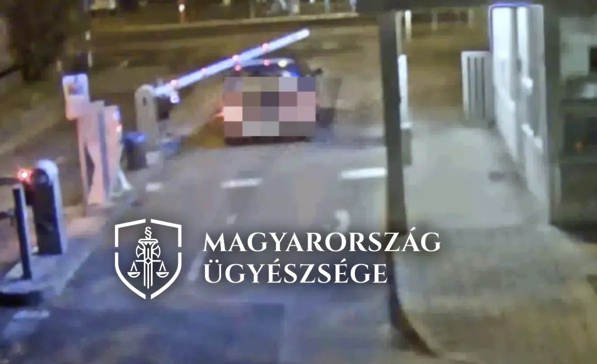 Vádat emeltek a férfi ellen, aki autóval tört át egy győri kórház sorompóján